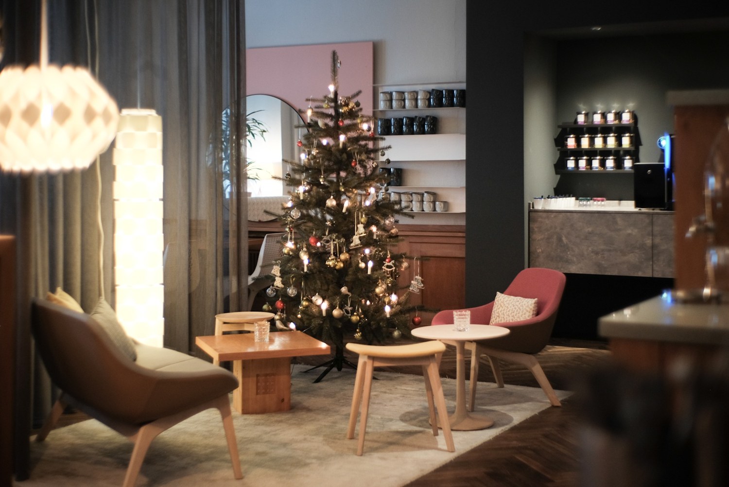 Weihnachtsbaum und gemütliche Sitzplätze in der Townhouse Lounge