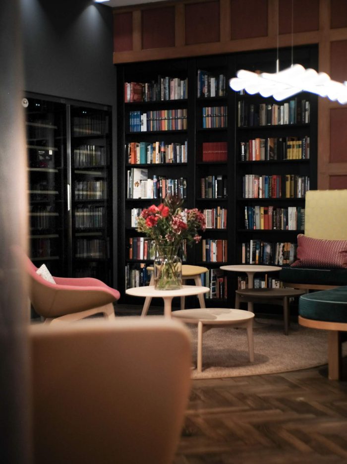 Bücher und gemütliche Sitzplätze in den Living Areas